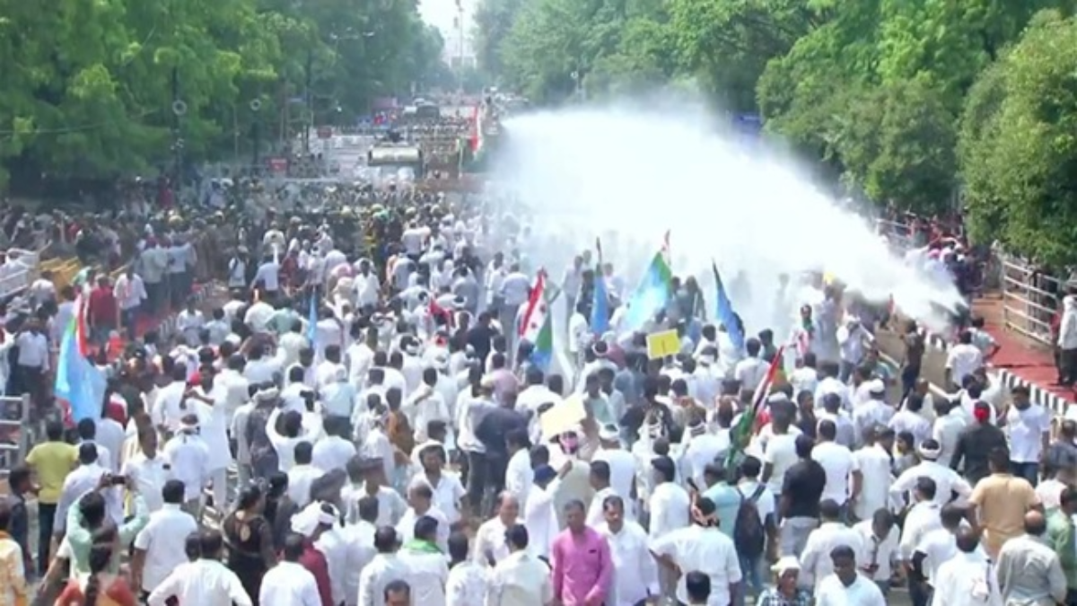 कांग्रेस के प्रदर्शन में पथराव और लाठीचार्ज (1) कांग्रेस के प्रदर्शन में पथराव और लाठीचार्ज