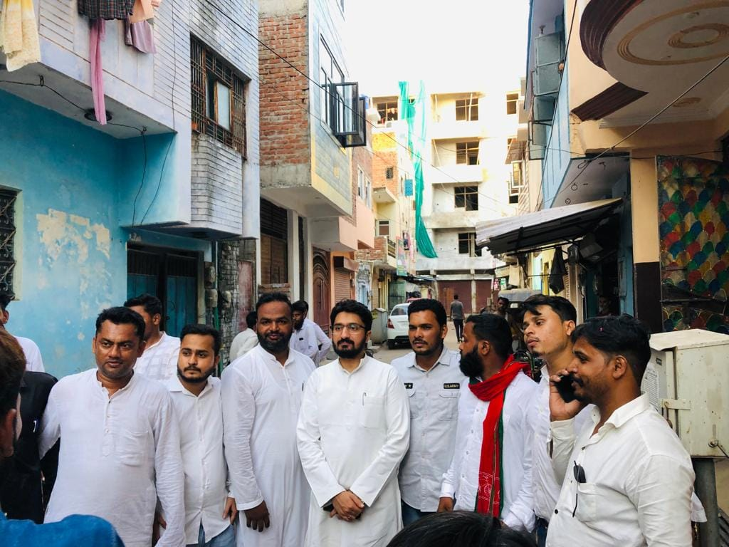 अब्बास हैदर आम लोगों से बातचीत करते हुए