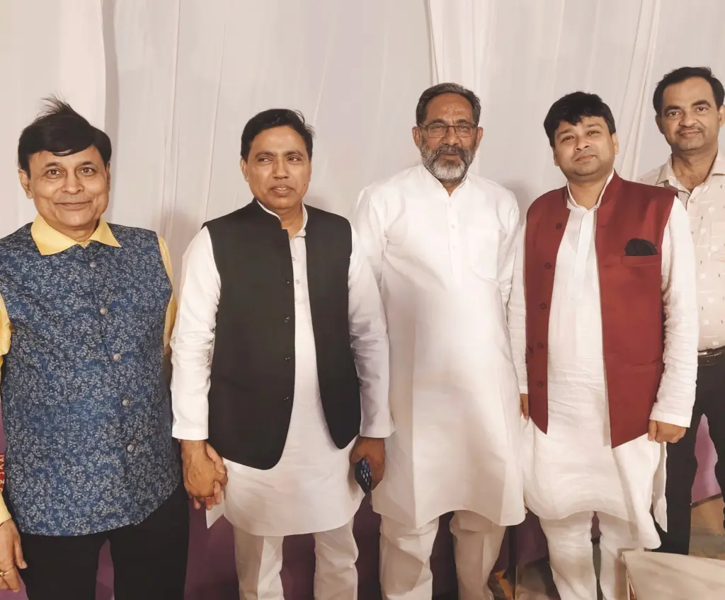 तारिक खान साथी प्रवक्ता राजकुमार भाटी से मुलाक़ात करते हुए