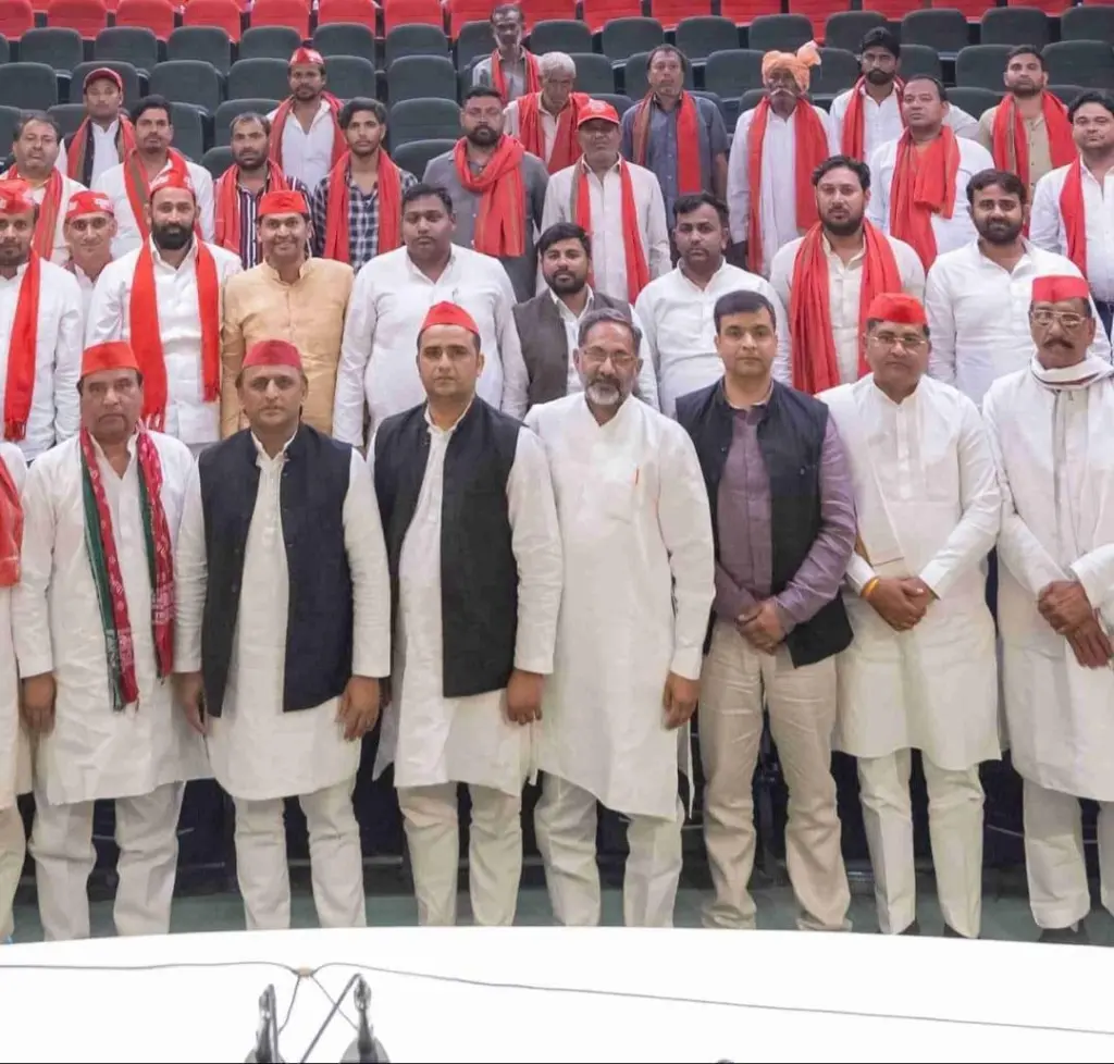 प्रदीप भाटी जी समाजवादी पार्टी के कार्यकर्ताओं के साथ