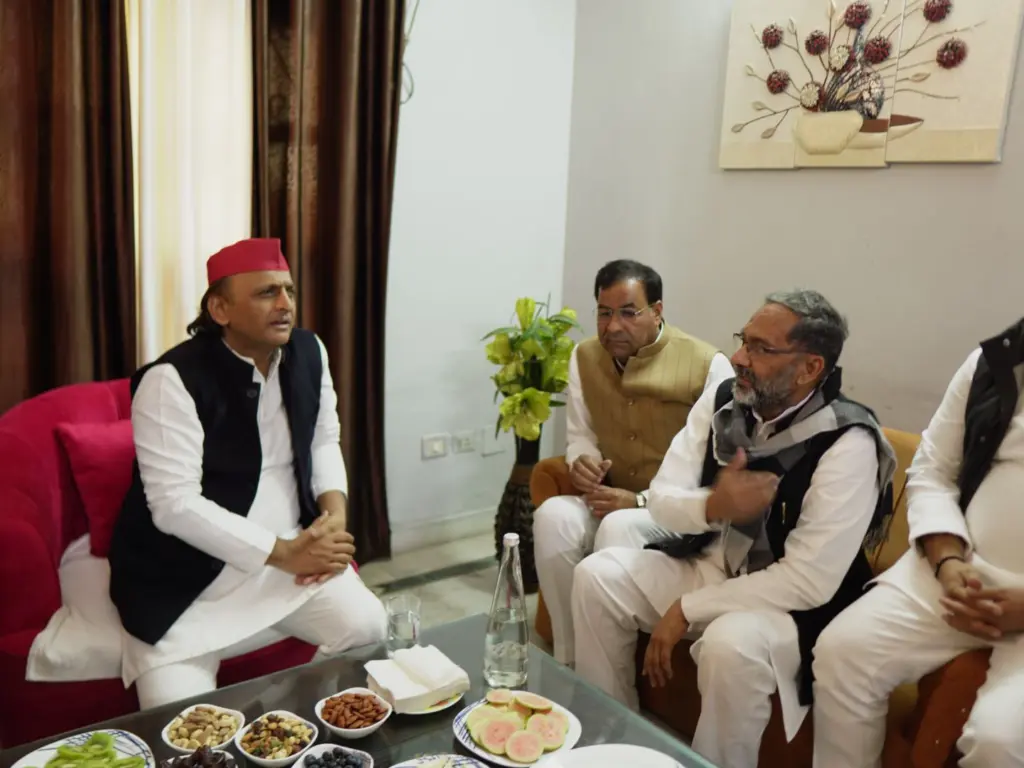राजकुमार भाटी पार्टी अध्यक्ष अखिलेश यादव से मुलाक़ात करते हुए