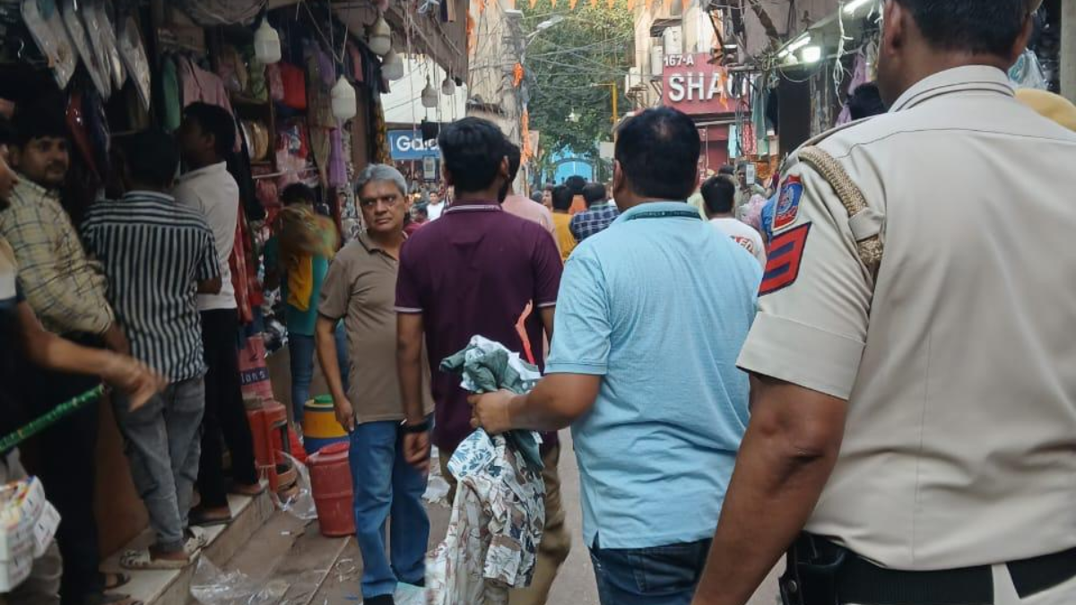 सरोजिनी नगर मार्केट में आधी रात NDMC की कार्रवाई