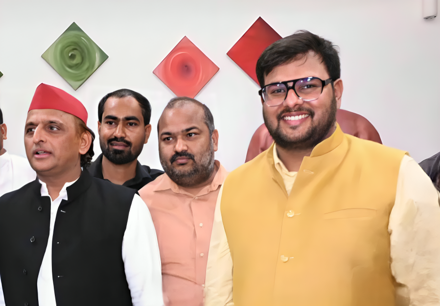 अमित यादव अखिलेश यादव के साथ