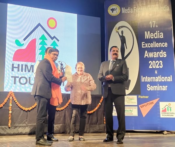 आदर्श कुमार को मिला एमएफआई बेस्ट मीडिया एजुकेटर इन टीवी जर्नलिज्म अवॉर्ड।