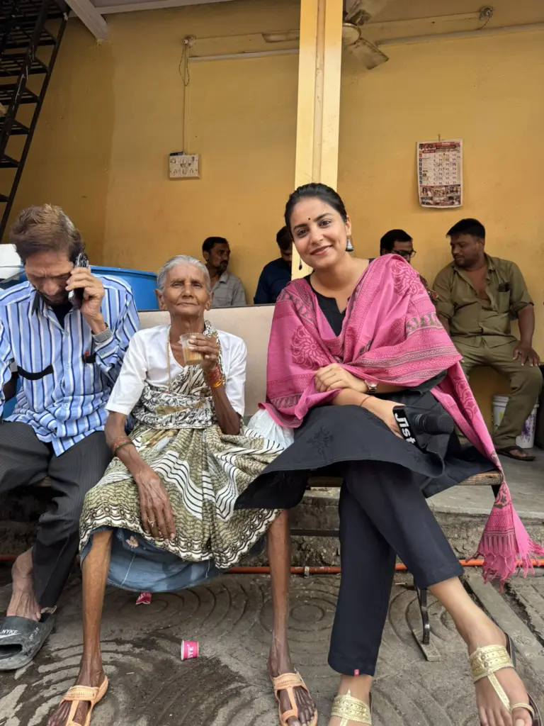 पत्रकार मेधा यादव समाज के बुज़ुर्गों और ज़मीनी लोगों के साथ एक सजीव संवाद