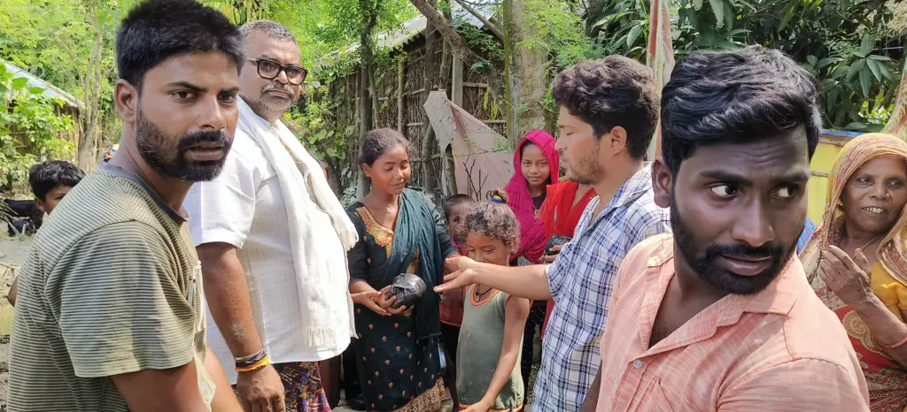 प्रशांत कुमार बाढ़ के दौरान जनता के बीच राहत सामग्री बांटते हुए।