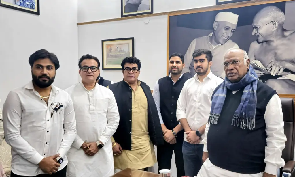रौनक खत्री राज्यसभा में नेता प्रतिपक्ष श्री मल्लिकार्जुन खड़गे जी से मुलाकात करते हुए।