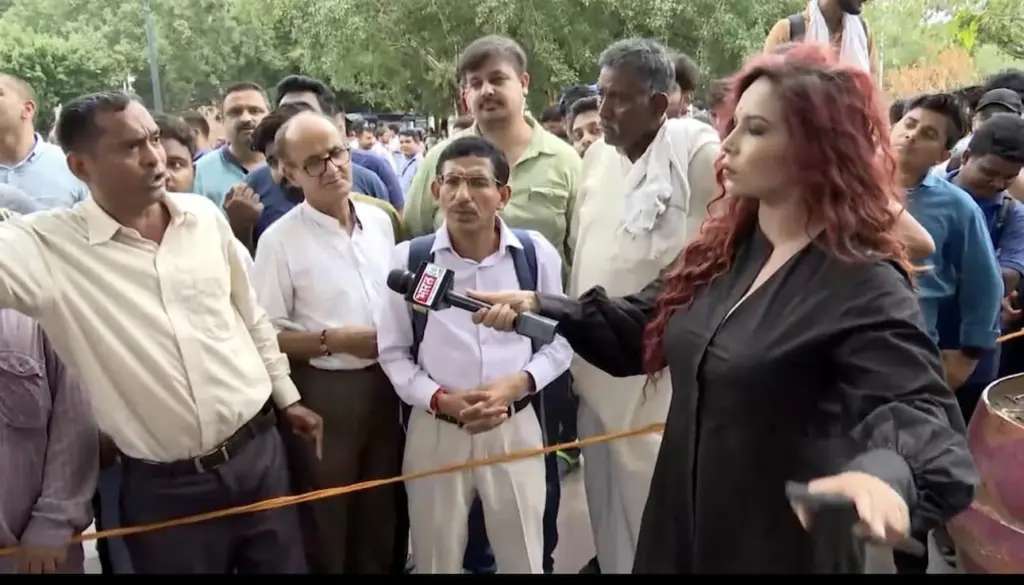 शाजिया निसार जनता के बीच